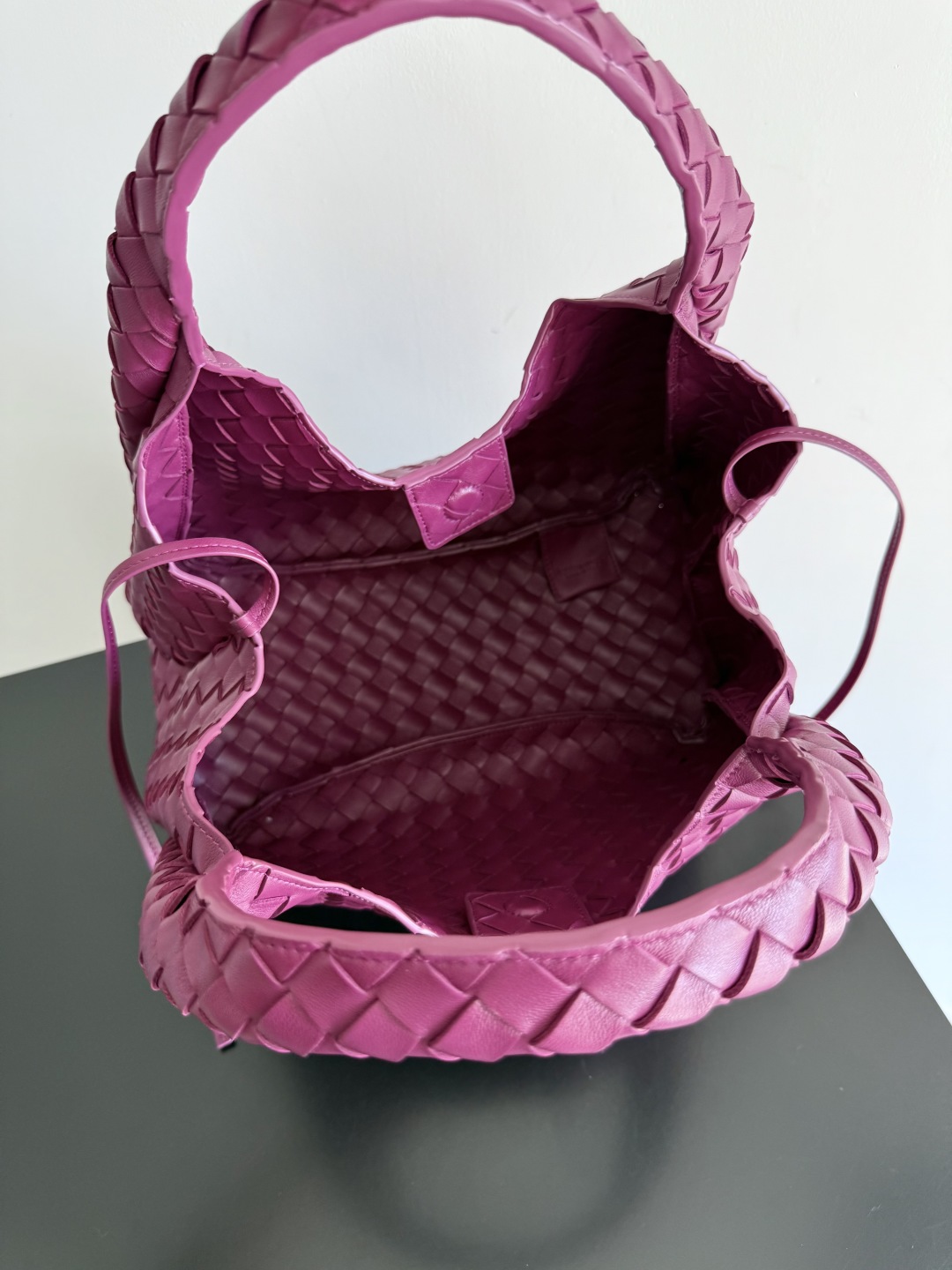 844249 Campana肩背包小號 漿果紅色_8