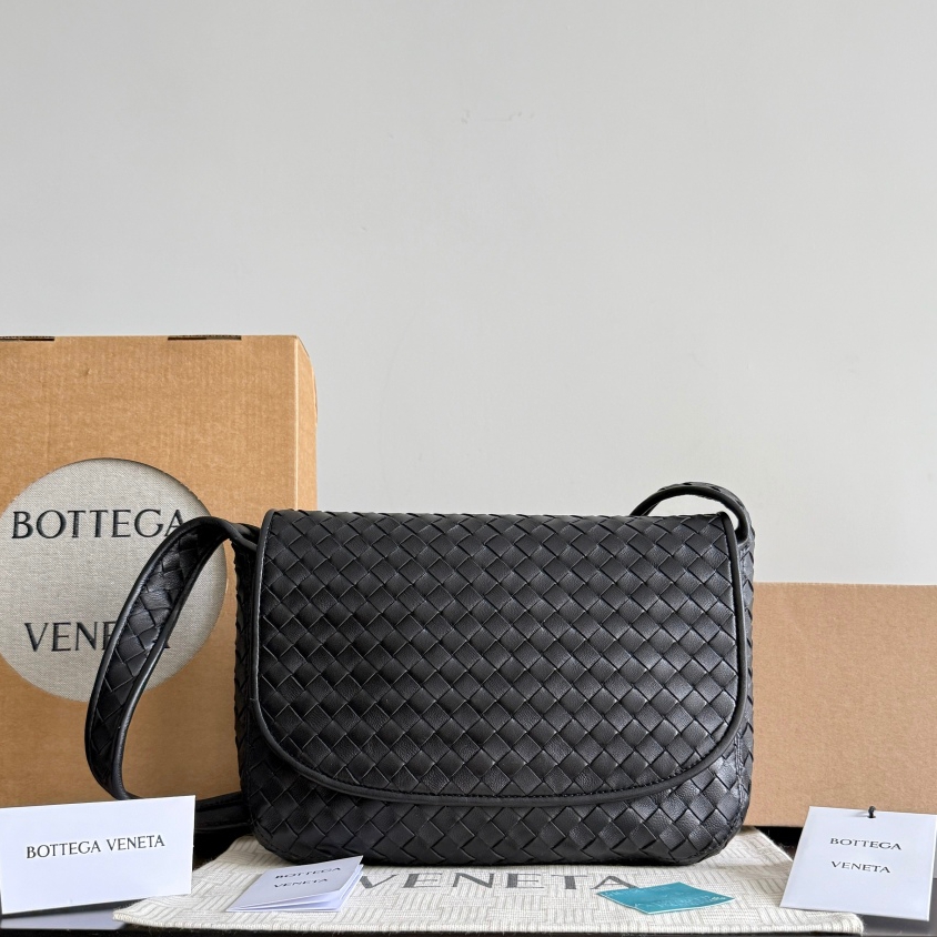 843836 Veneto翻蓋背提包 黑色（內裏綠色）_1