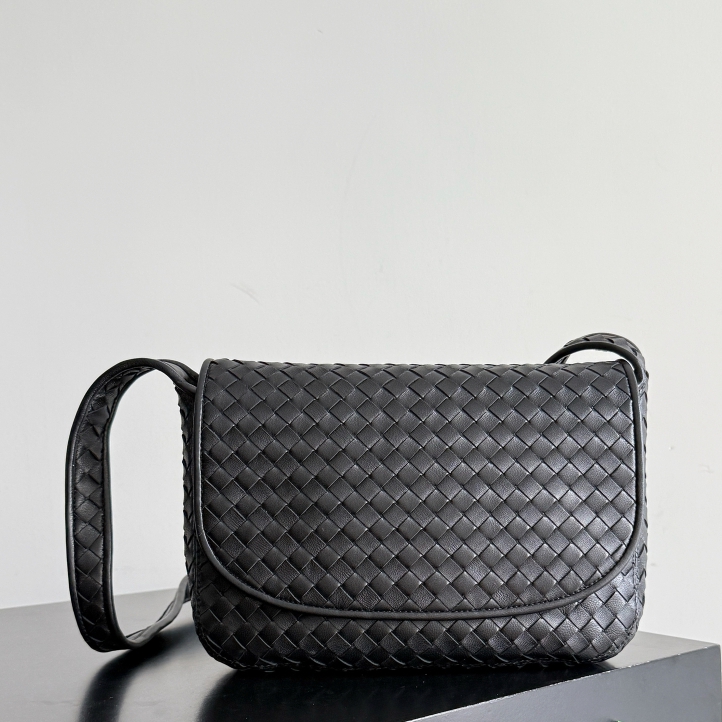 843836 Veneto翻蓋背提包 黑色（內裏綠色）_2