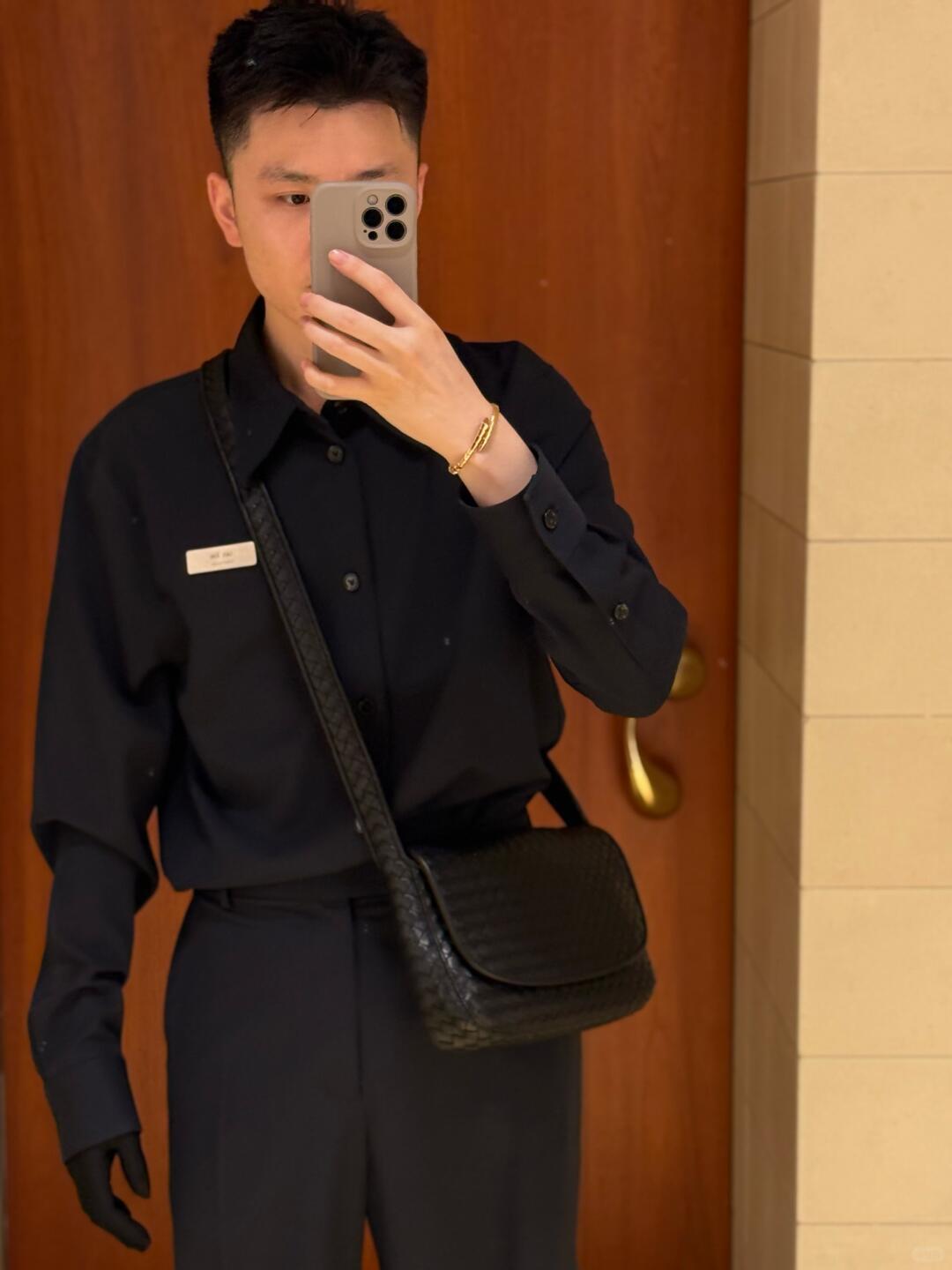 843836 Veneto翻蓋背提包 黑色（內裏綠色）_12