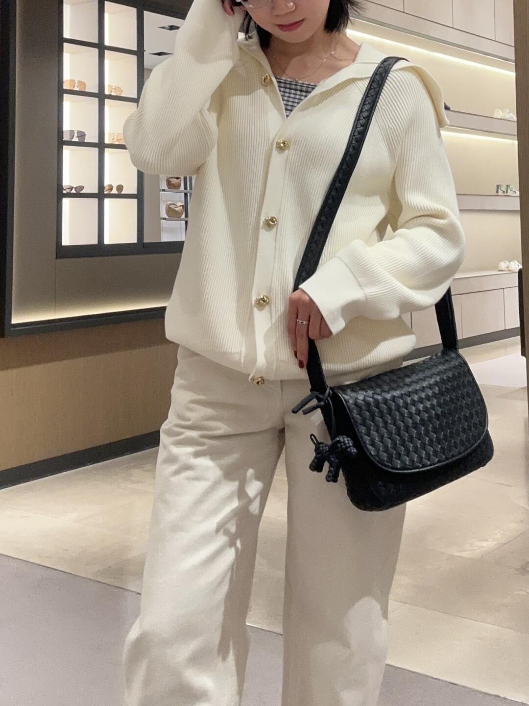 843836 Veneto翻蓋背提包 黑色（內裏綠色）_13