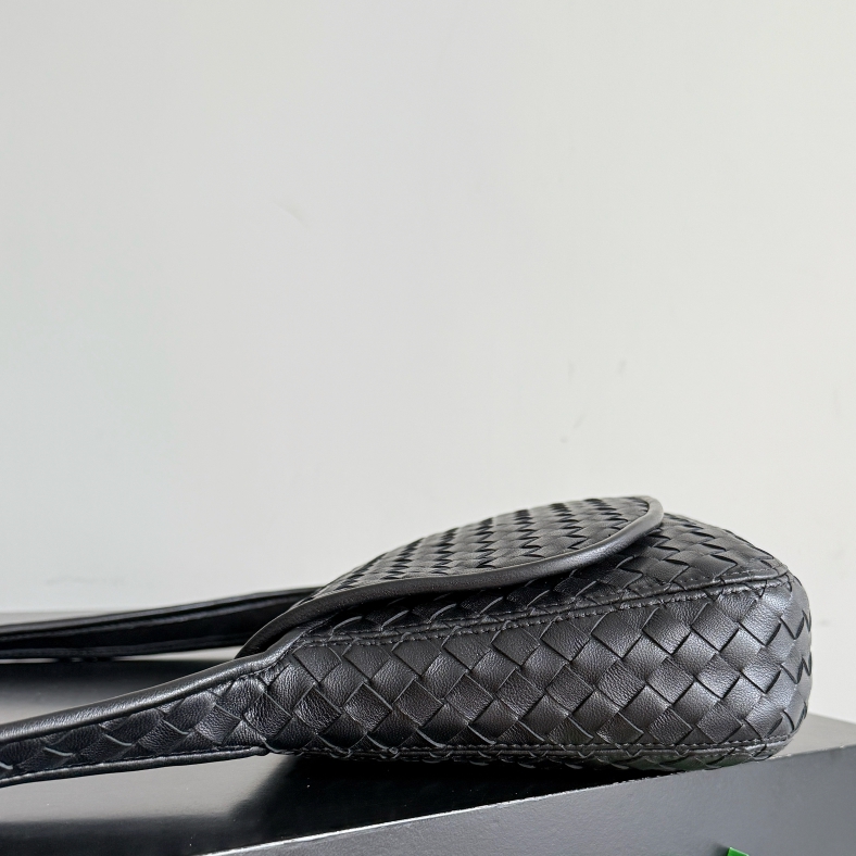 843836 Veneto翻蓋背提包 黑色（內裏綠色）_3