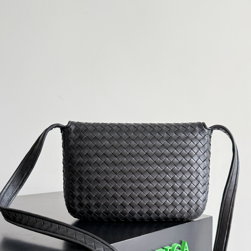 843836 Veneto翻蓋背提包 黑色（內裏綠色）_5