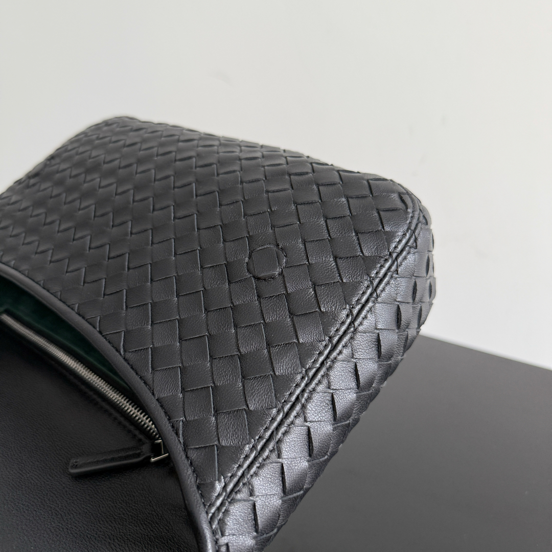 843836 Veneto翻蓋背提包 黑色（內裏綠色）_6