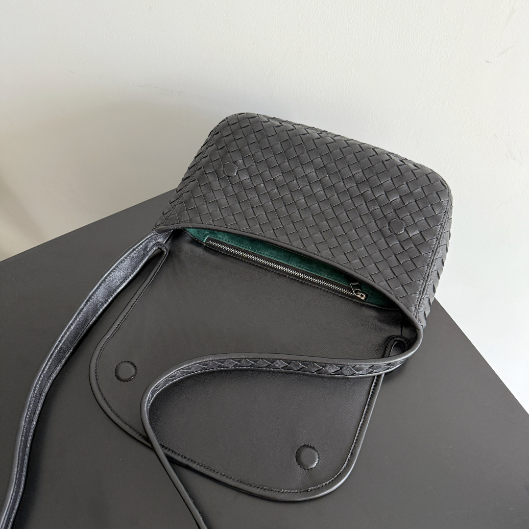 843836 Veneto翻蓋背提包 黑色（內裏綠色）_7