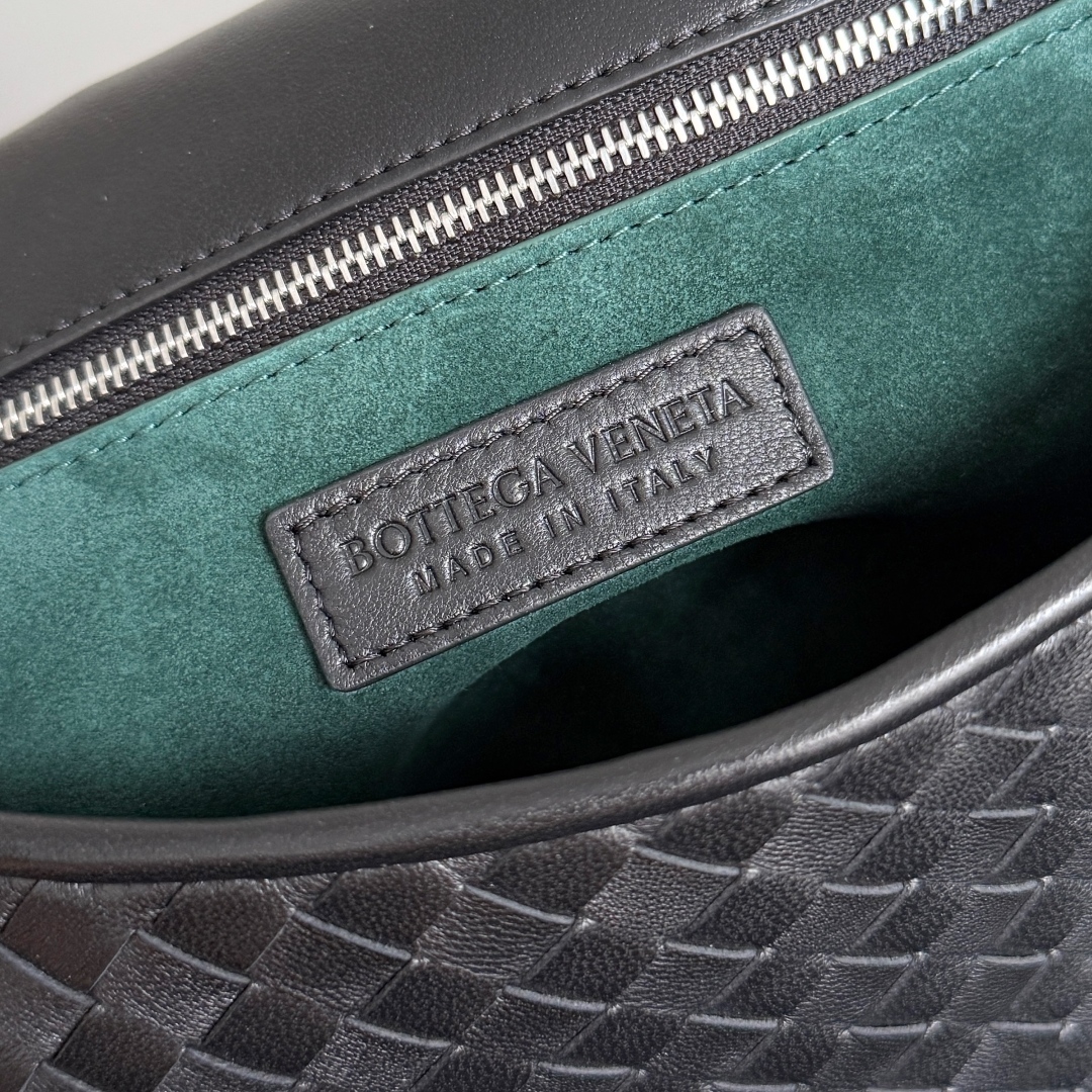 843836 Veneto翻蓋背提包 黑色（內裏綠色）_8