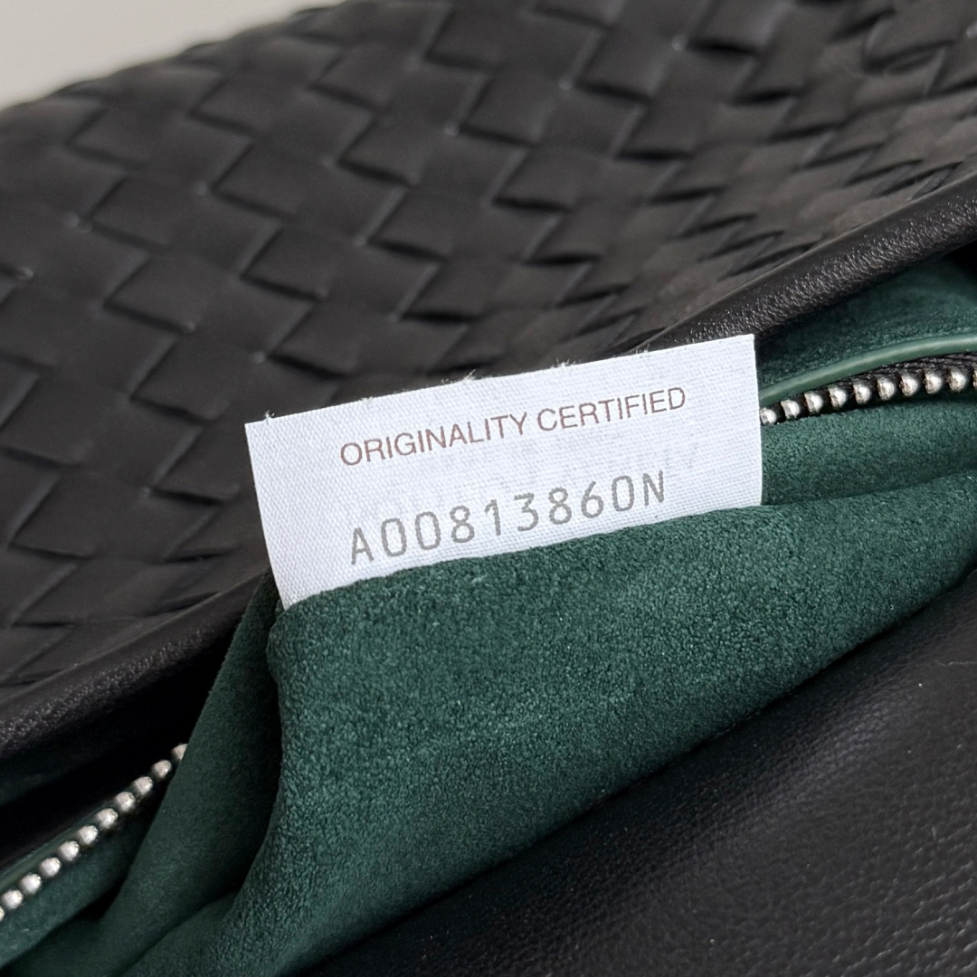 843836 Veneto翻蓋背提包 黑色（內裏綠色）_9