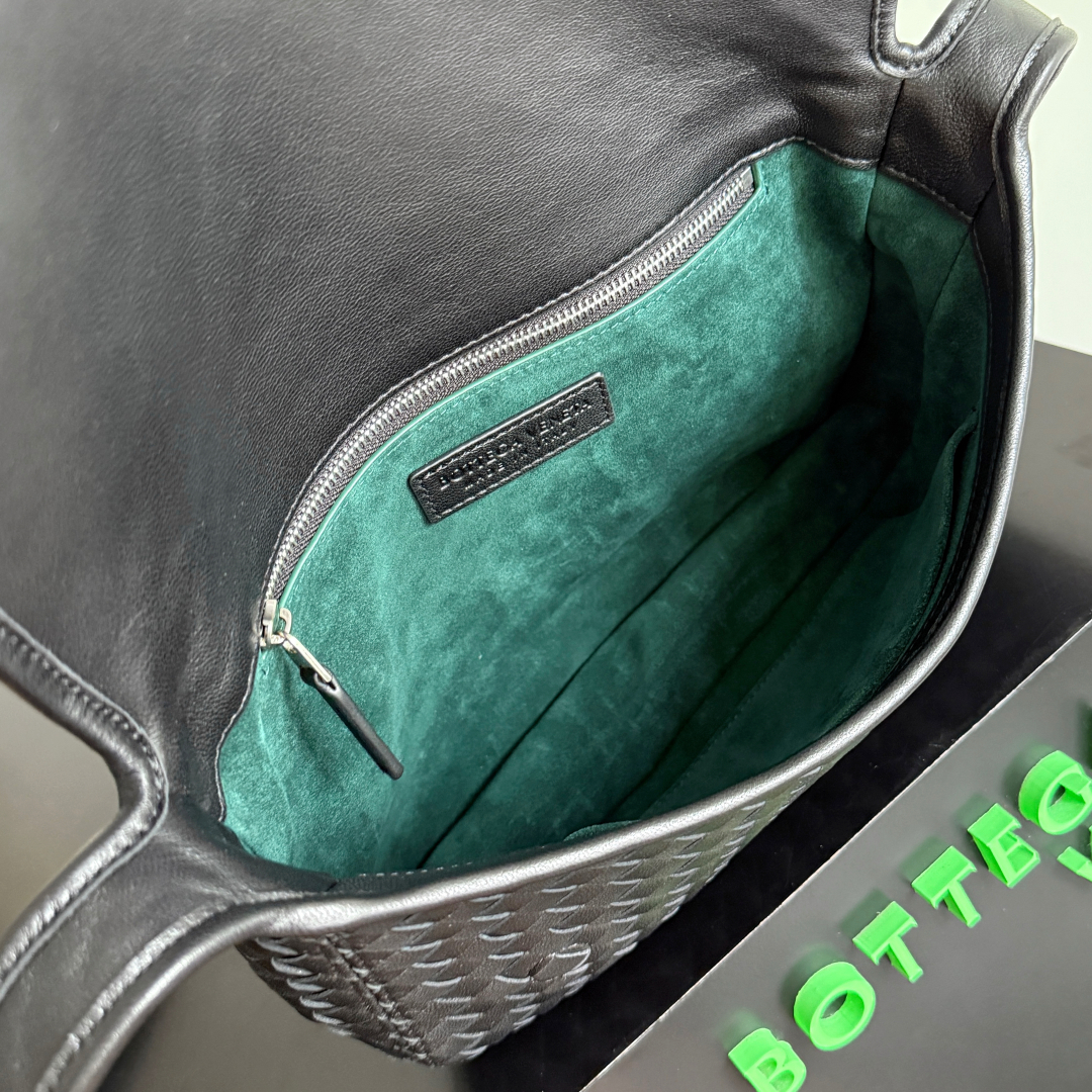843836 Veneto翻蓋背提包 黑色（內裏綠色）_10