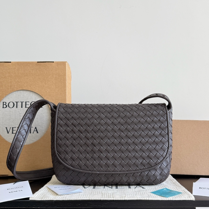 843836 Veneto翻蓋背提包 黑棕色_1