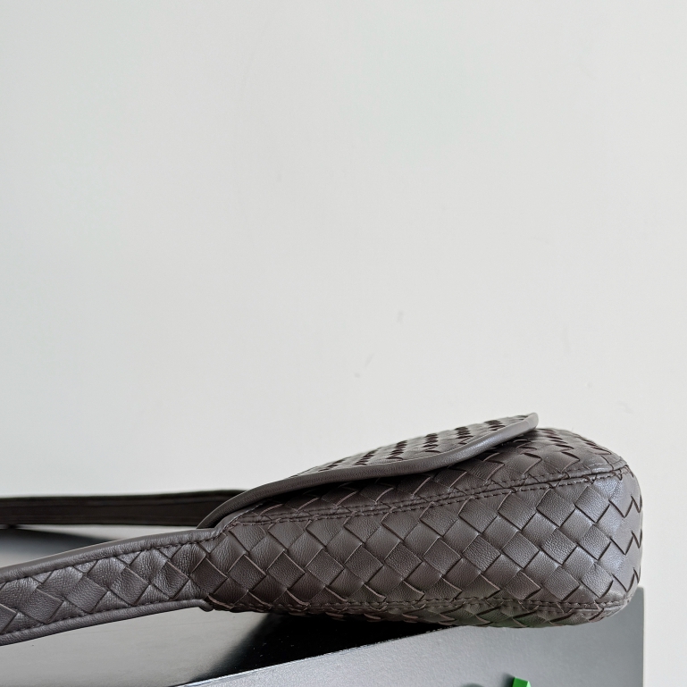 843836 Veneto翻蓋背提包 黑棕色_3