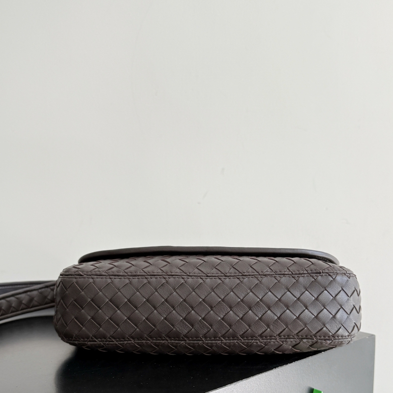 843836 Veneto翻蓋背提包 黑棕色_4