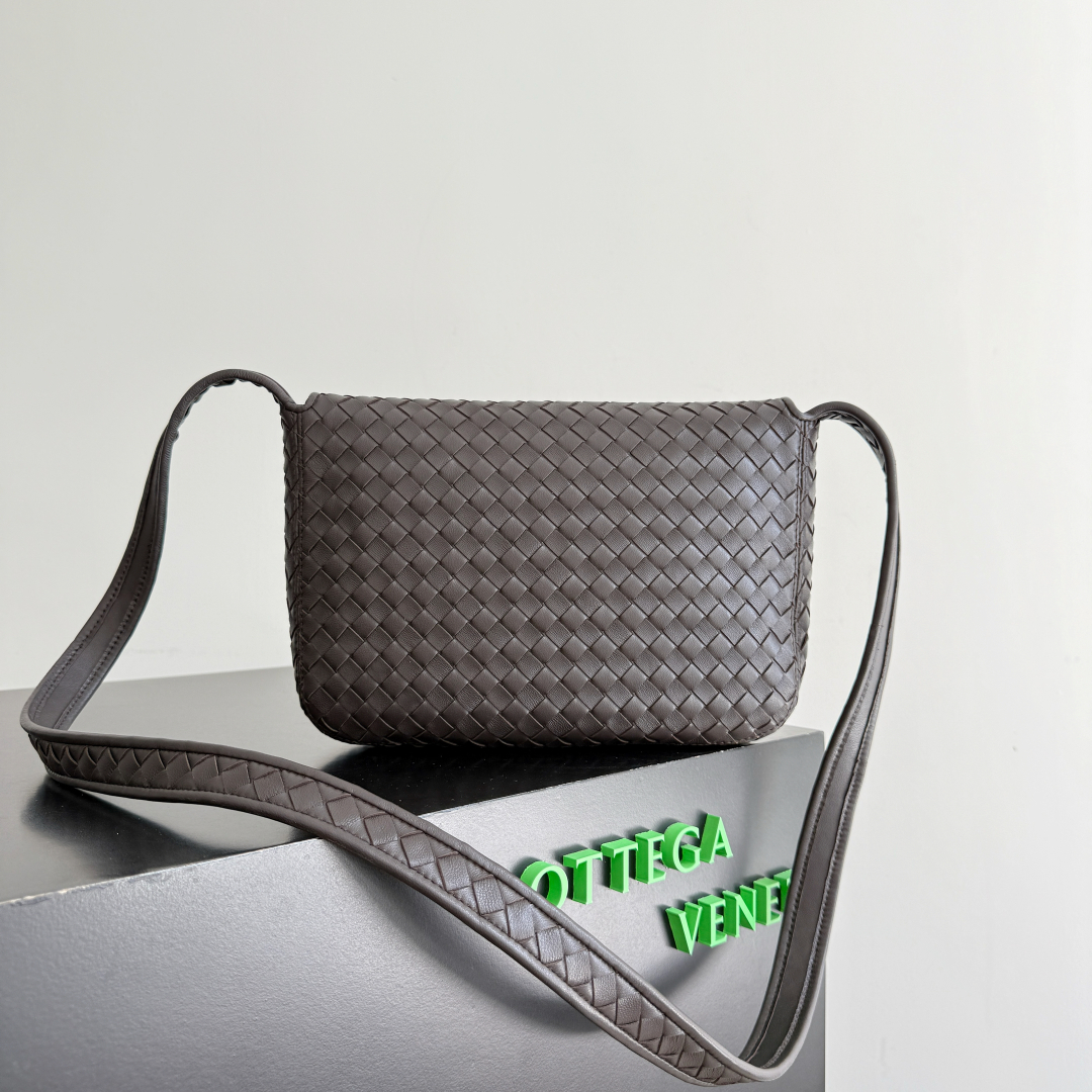 843836 Veneto翻蓋背提包 黑棕色_5