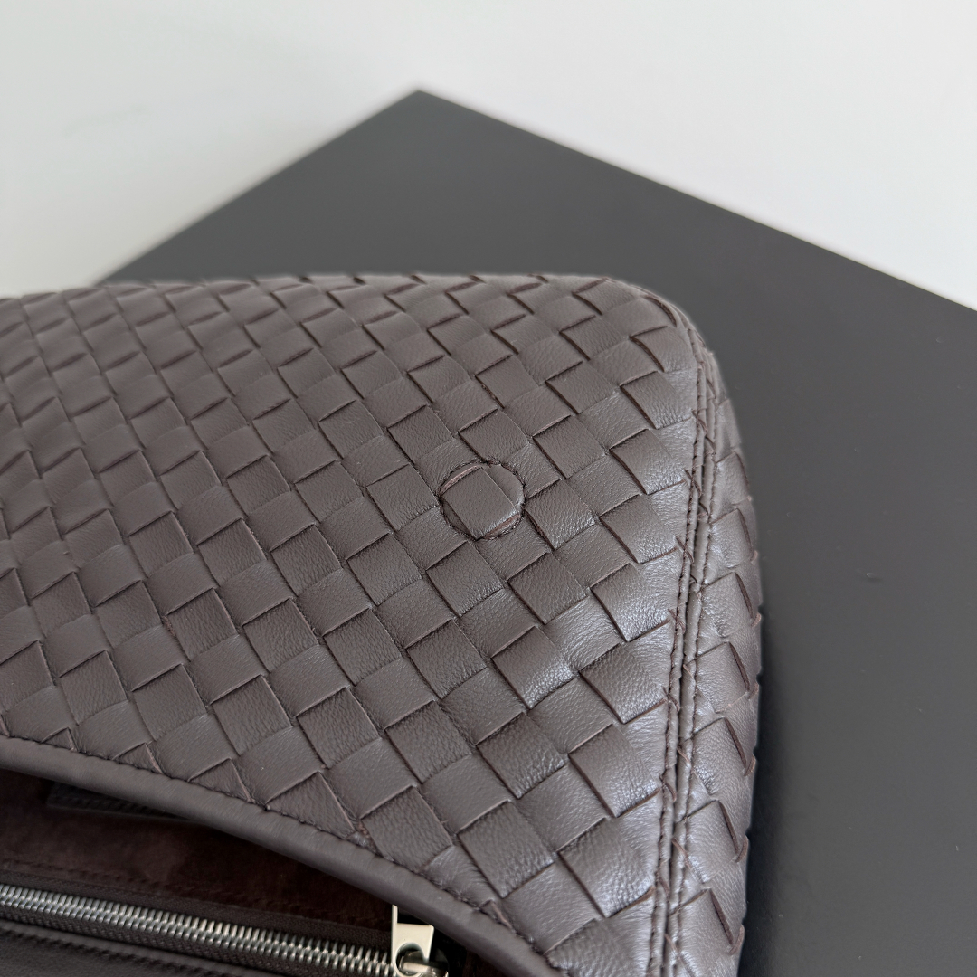 843836 Veneto翻蓋背提包 黑棕色_8