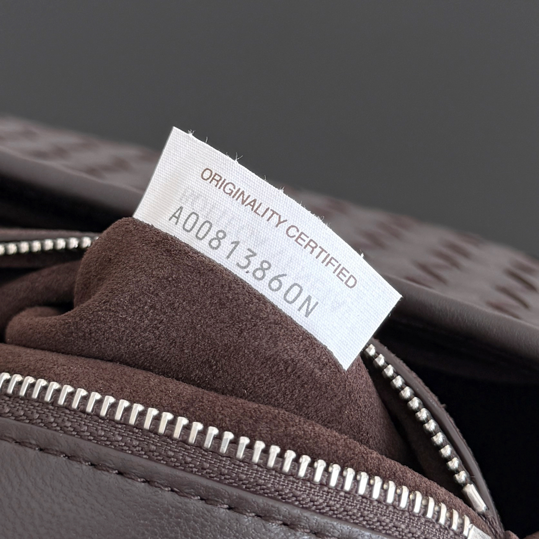 843836 Veneto翻蓋背提包 黑棕色_9