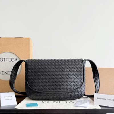 843836 Veneto翻蓋背提包 黑色