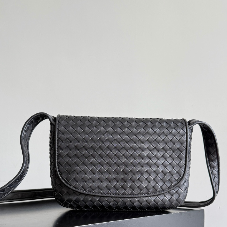 843836 Veneto翻蓋背提包 黑色_2