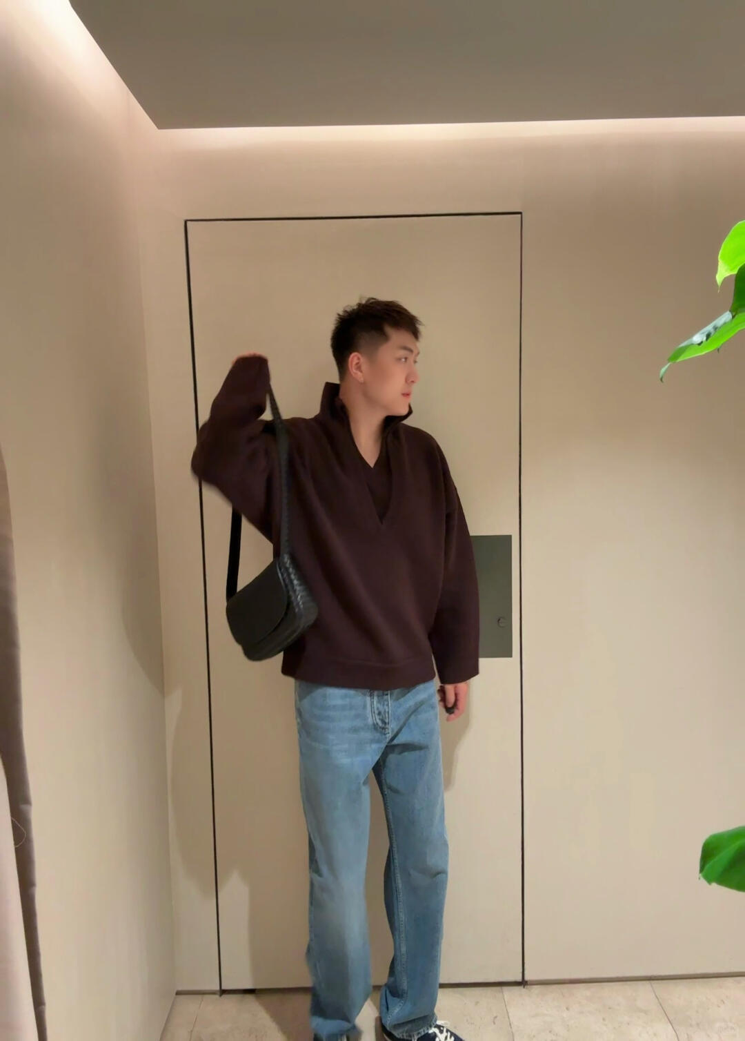 843836 Veneto翻蓋背提包 黑色_15