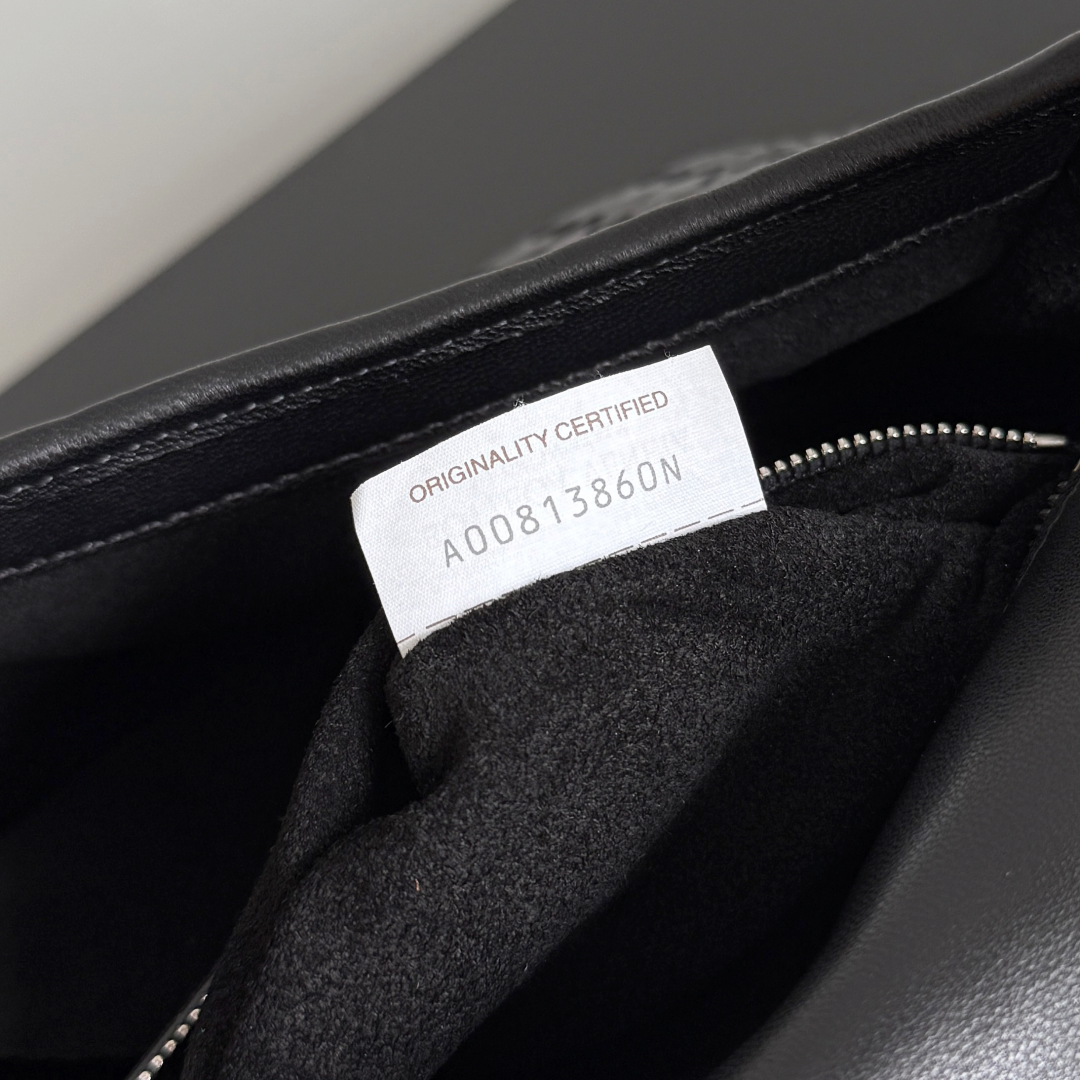 843836 Veneto翻蓋背提包 黑色_8