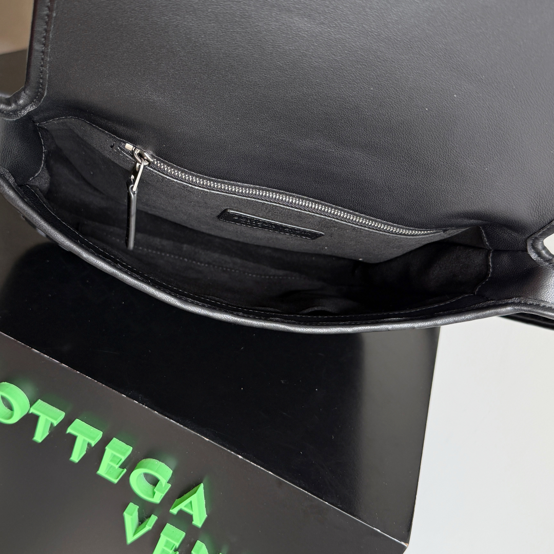 843836 Veneto翻蓋背提包 黑色_10