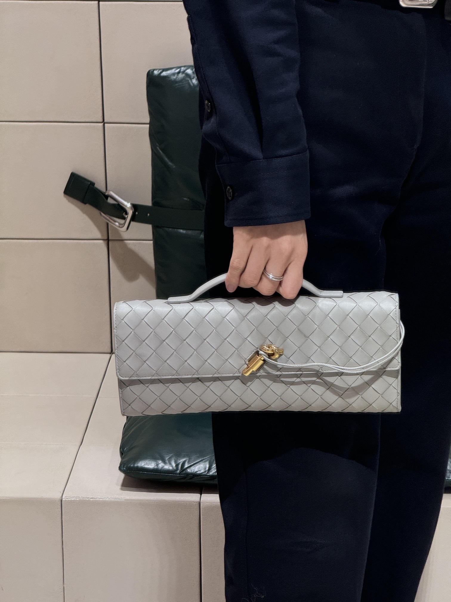 741511手拿晚宴包 銀灰色出_10