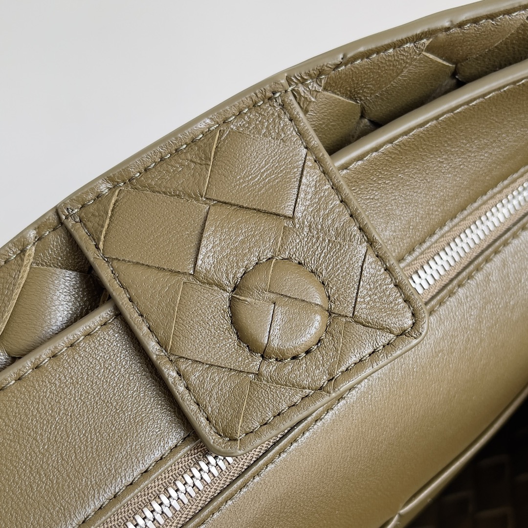 743572 Andiamo蝴蝶結中號 泥土棕色（銀扣）_9