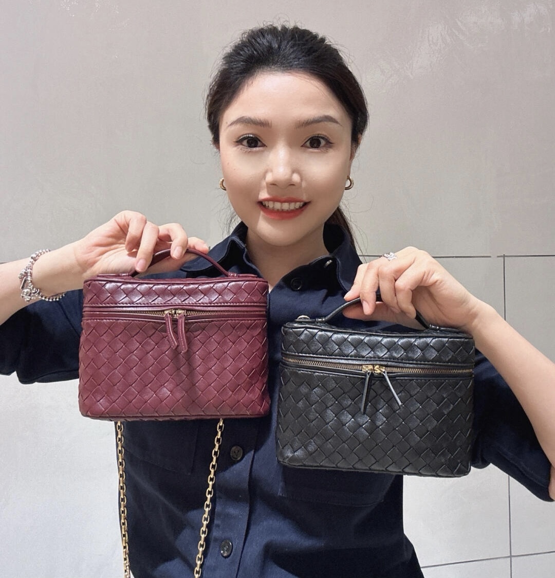 843800 Soft Vanity小號化妝包 巴羅紅_13