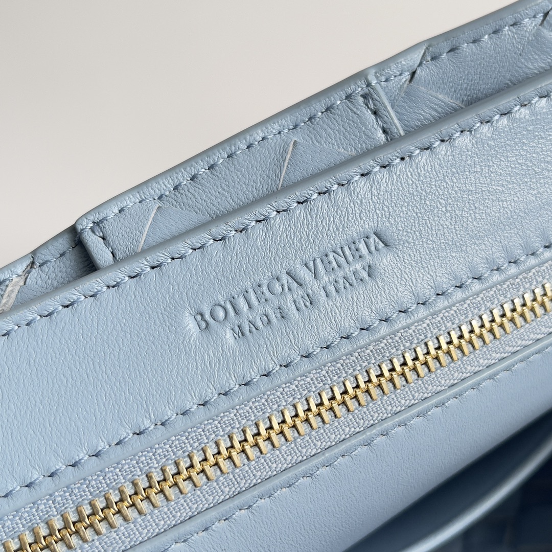 786008小號Andiamo鏈條包 淺藍色_9