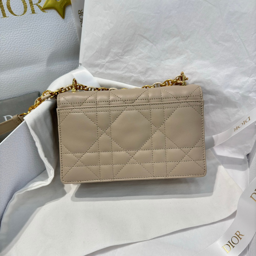 Miss Caro脂米色_7