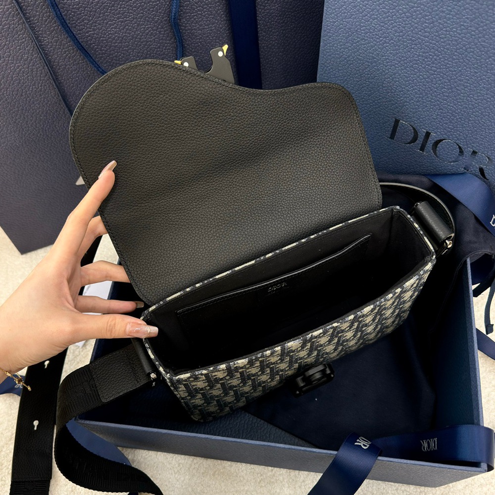 Essentials馬鞍老花_4