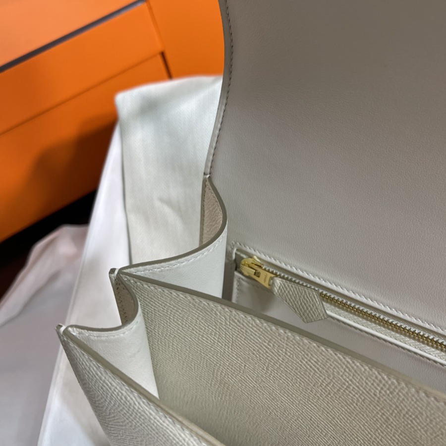 Constance 24 奶昔白 金扣Epsom皮_9