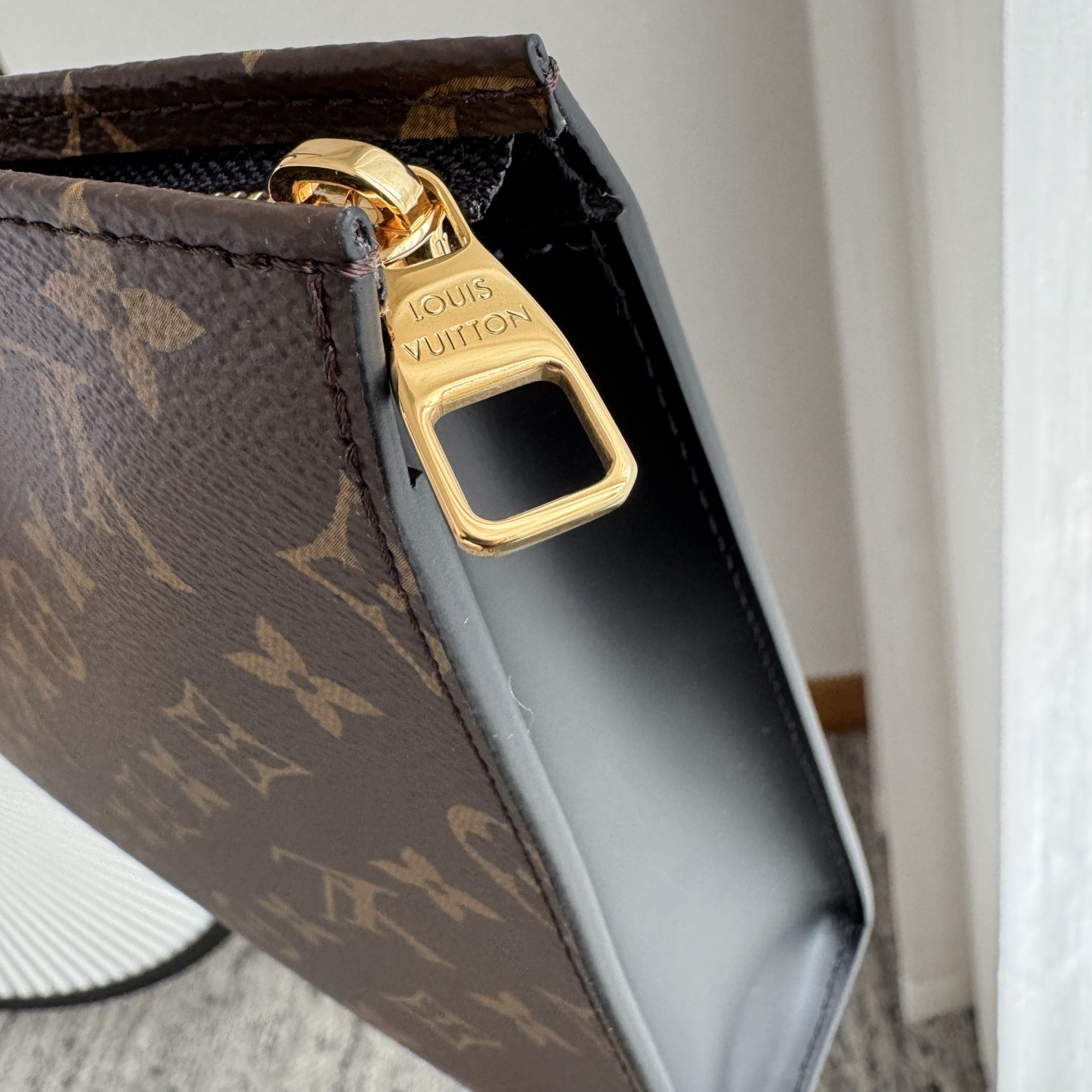 M46037 Poche Toilette 盥洗袋黑色_4