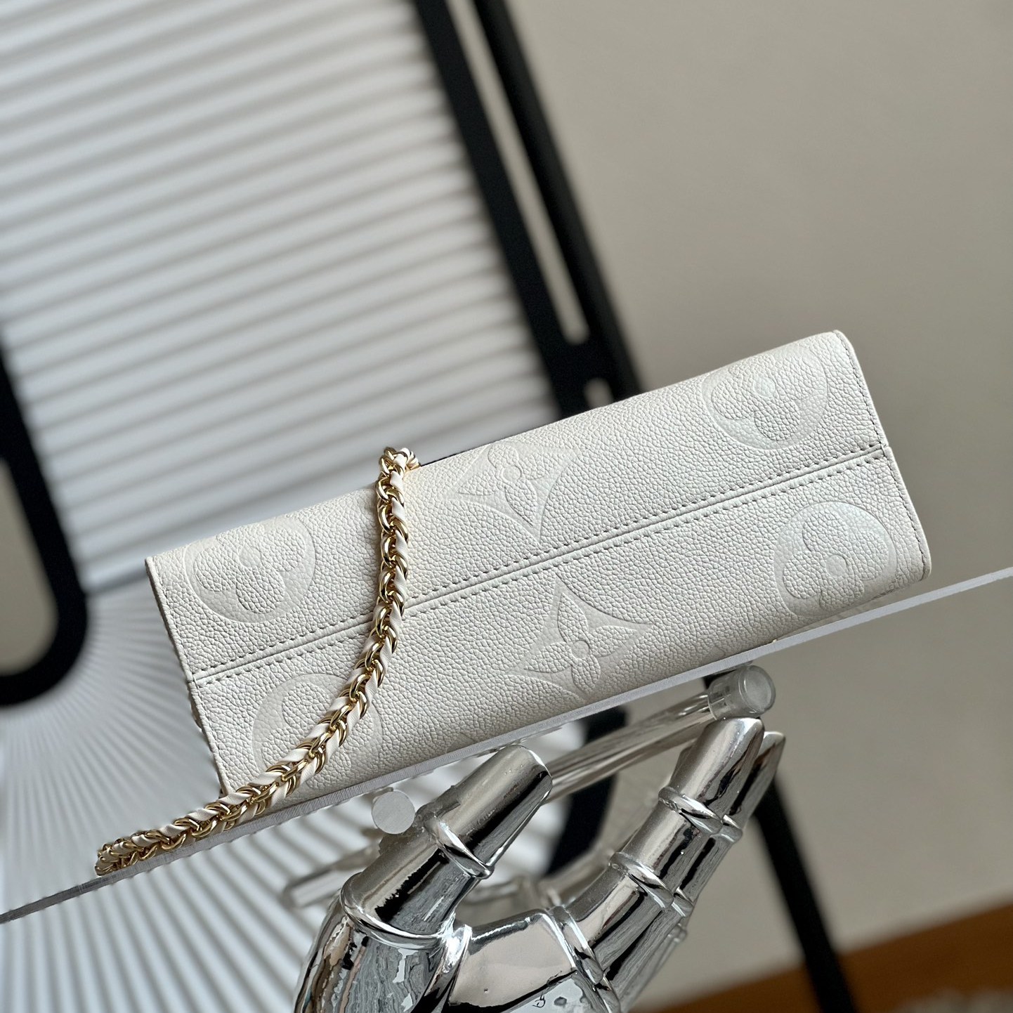 M23698 OnTheGo East West 手袋_3