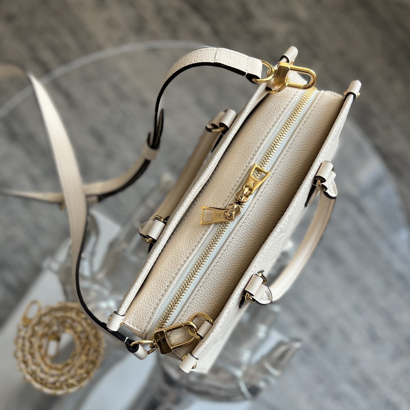 M23698 OnTheGo East West 手袋_4