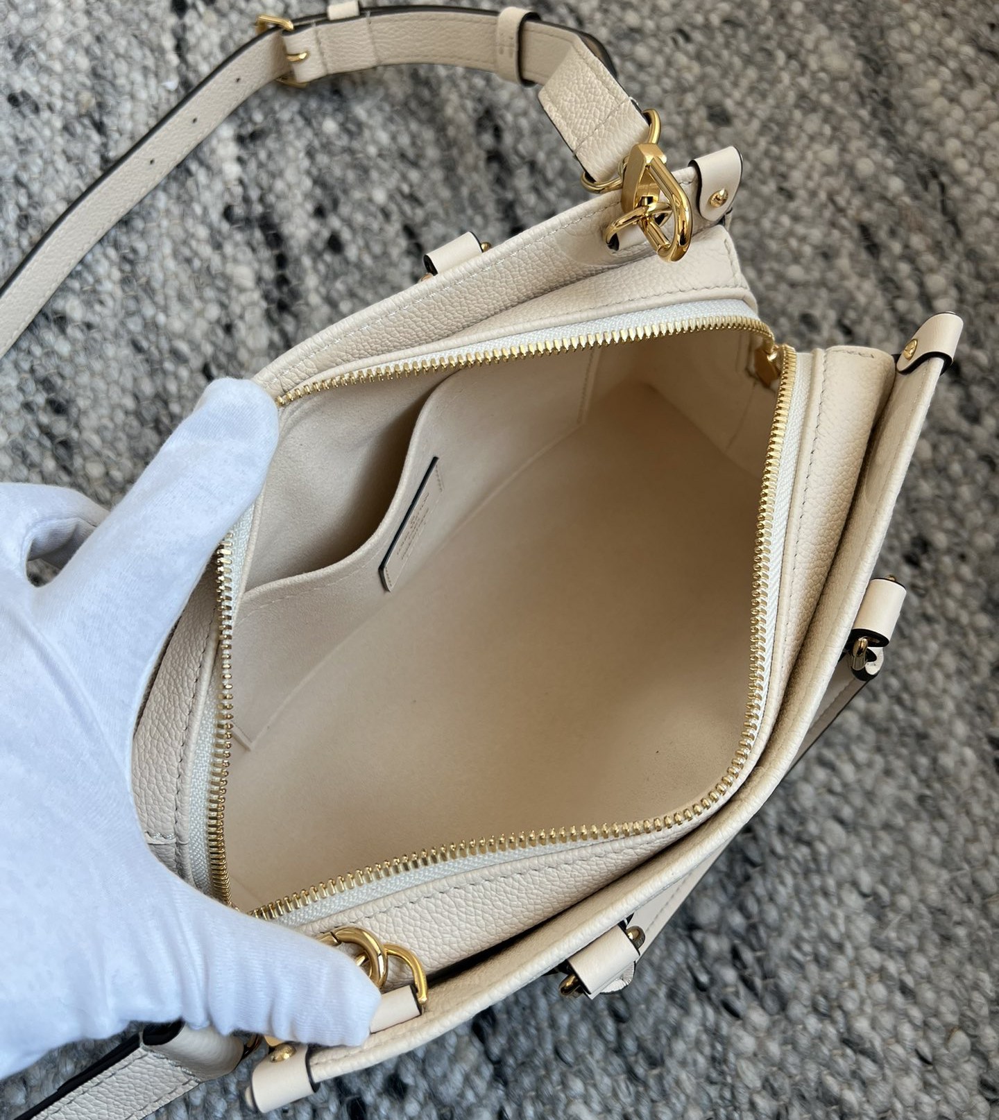 M23698 OnTheGo East West 手袋_5