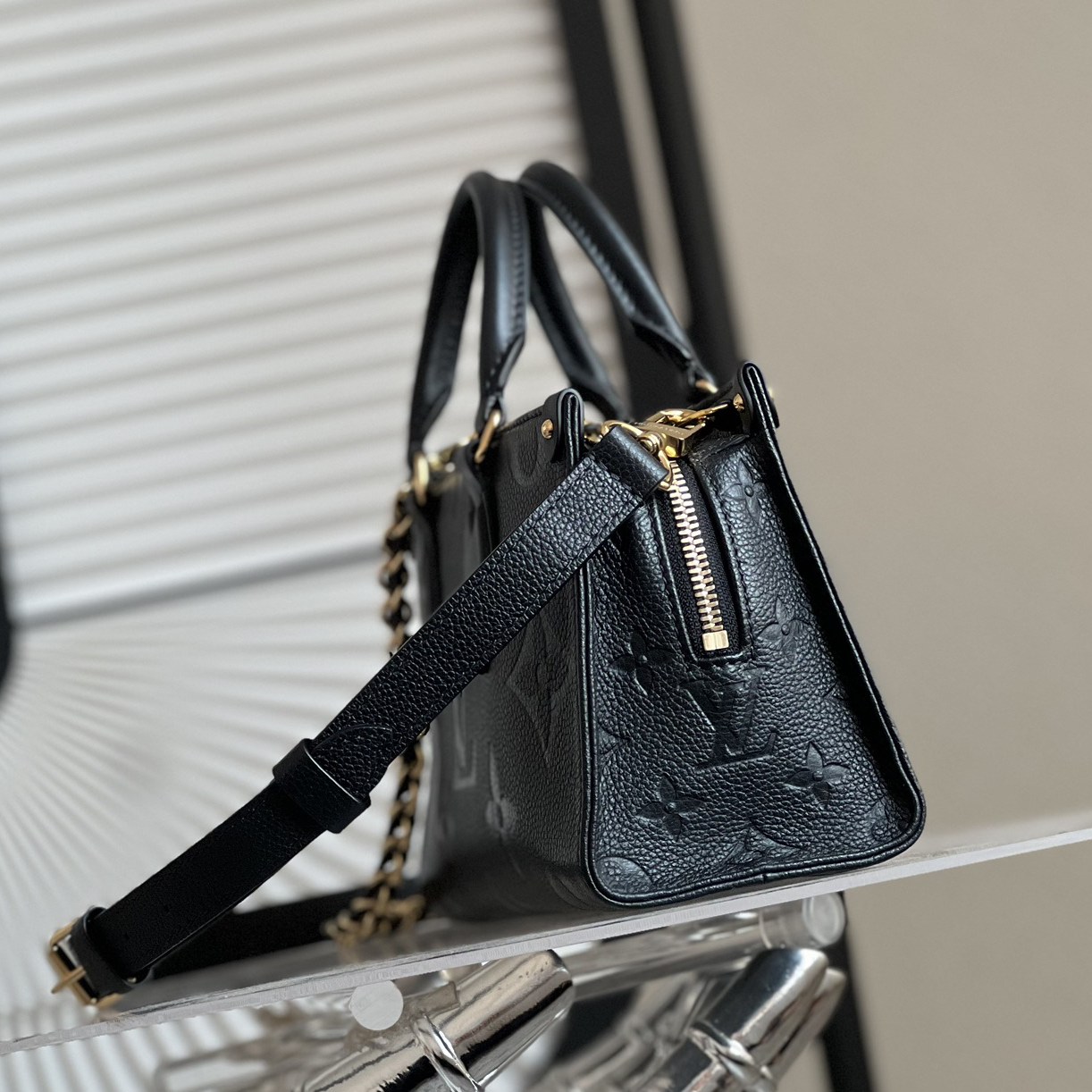 M23640 OnTheGo East West 手袋_2