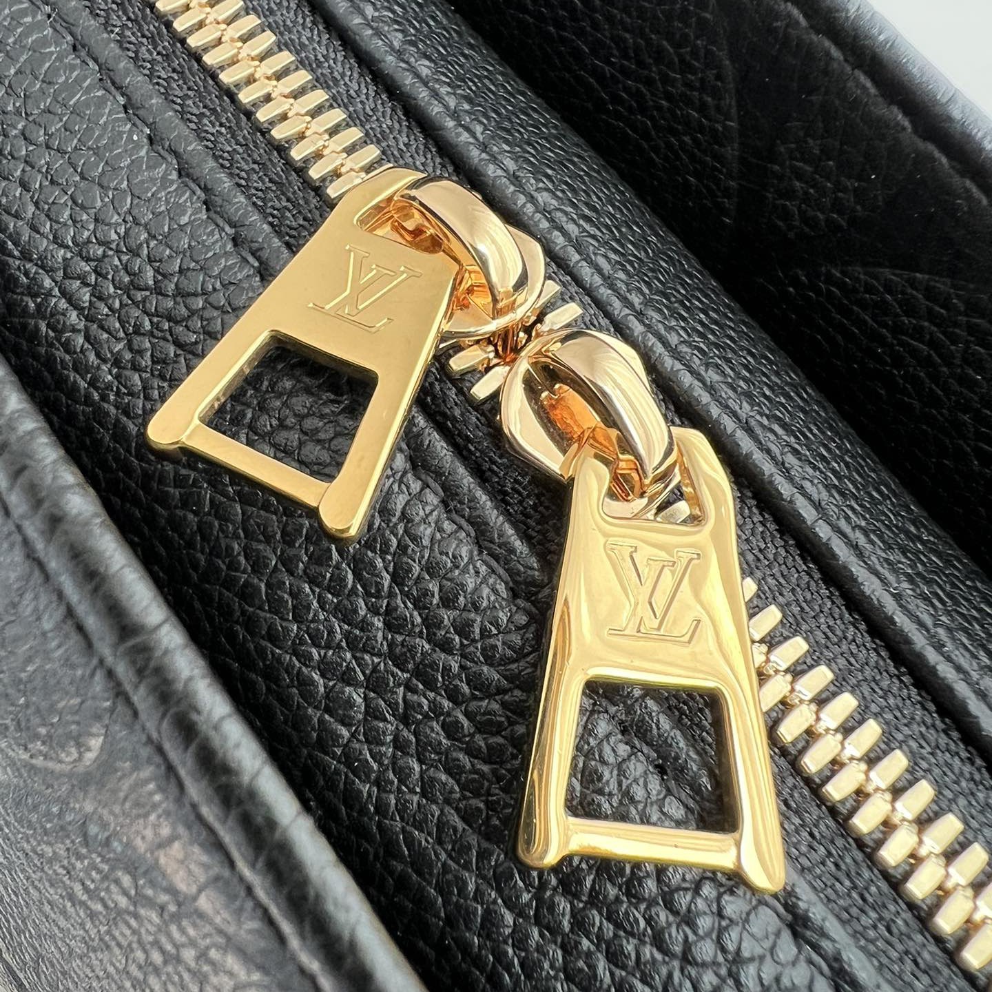 M23640 OnTheGo East West 手袋_5