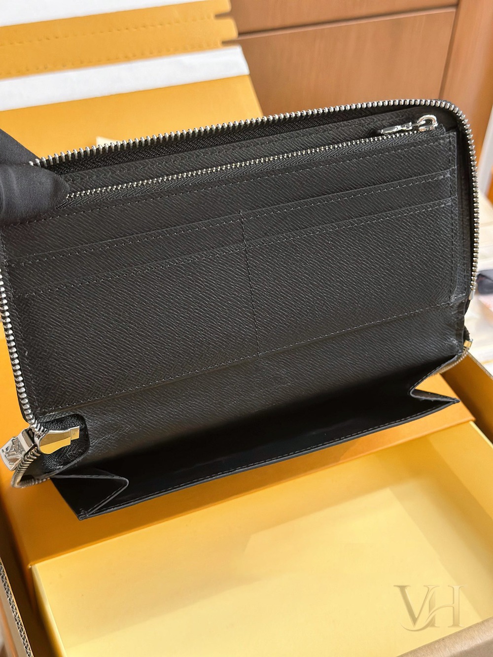 M62295 黑花 Zippy 拉鏈豎款錢夾_4
